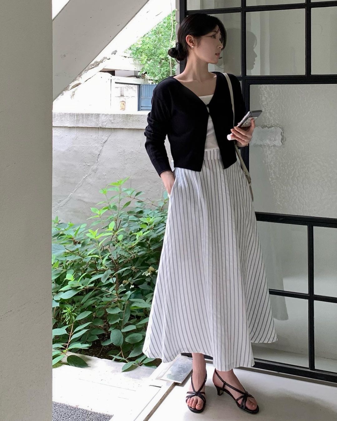 Phụ nữ trên 40 đừng bỏ qua 4 mẫu áo khoác này: Mặc lên thanh lịch, khí chất tăng bội phần - 16