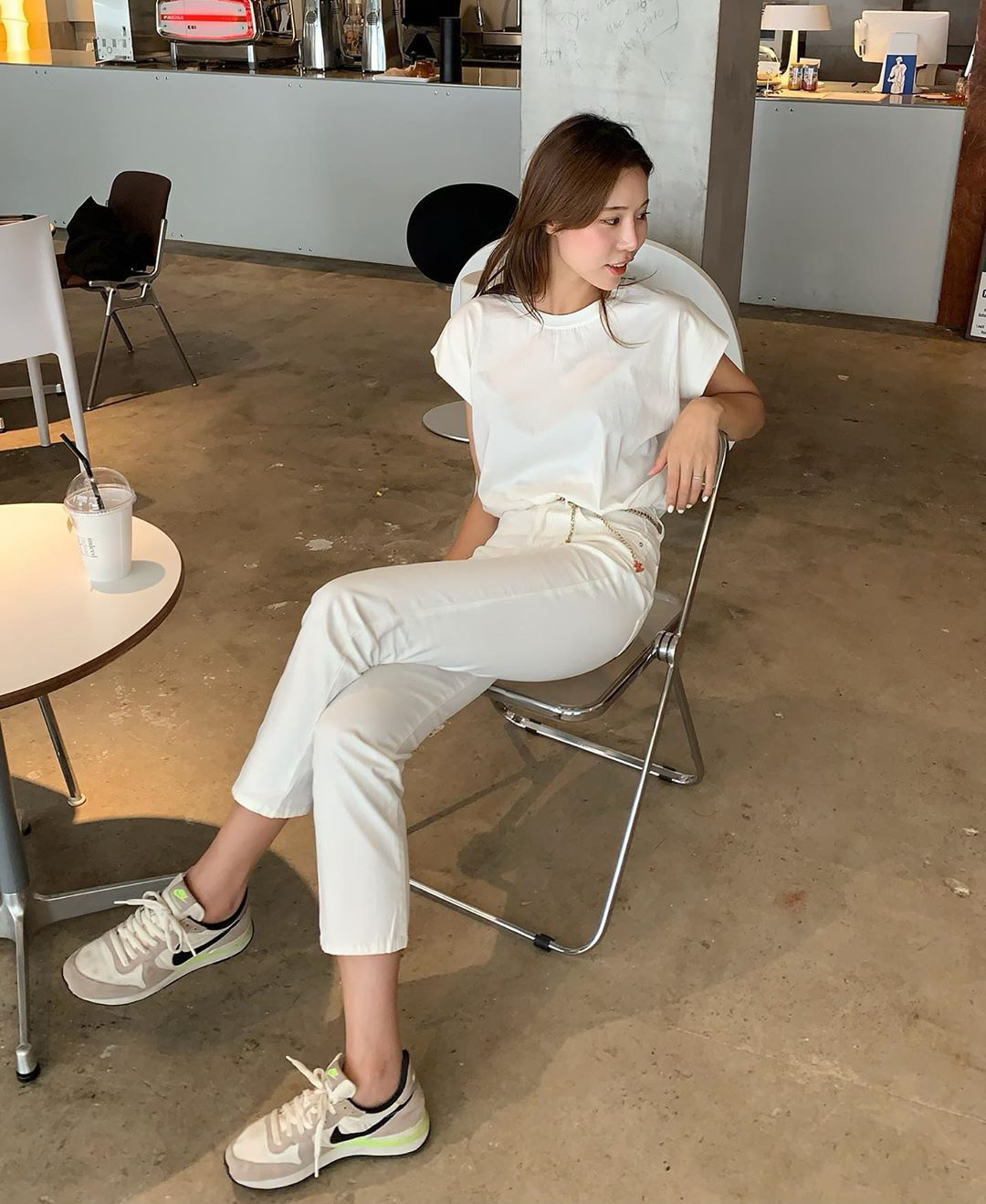 Thời tiết lạnh ai cũng mê diện đồ màu trắng, có đủ 5 món này là đảm bảo xinh nguyên mùa - 17