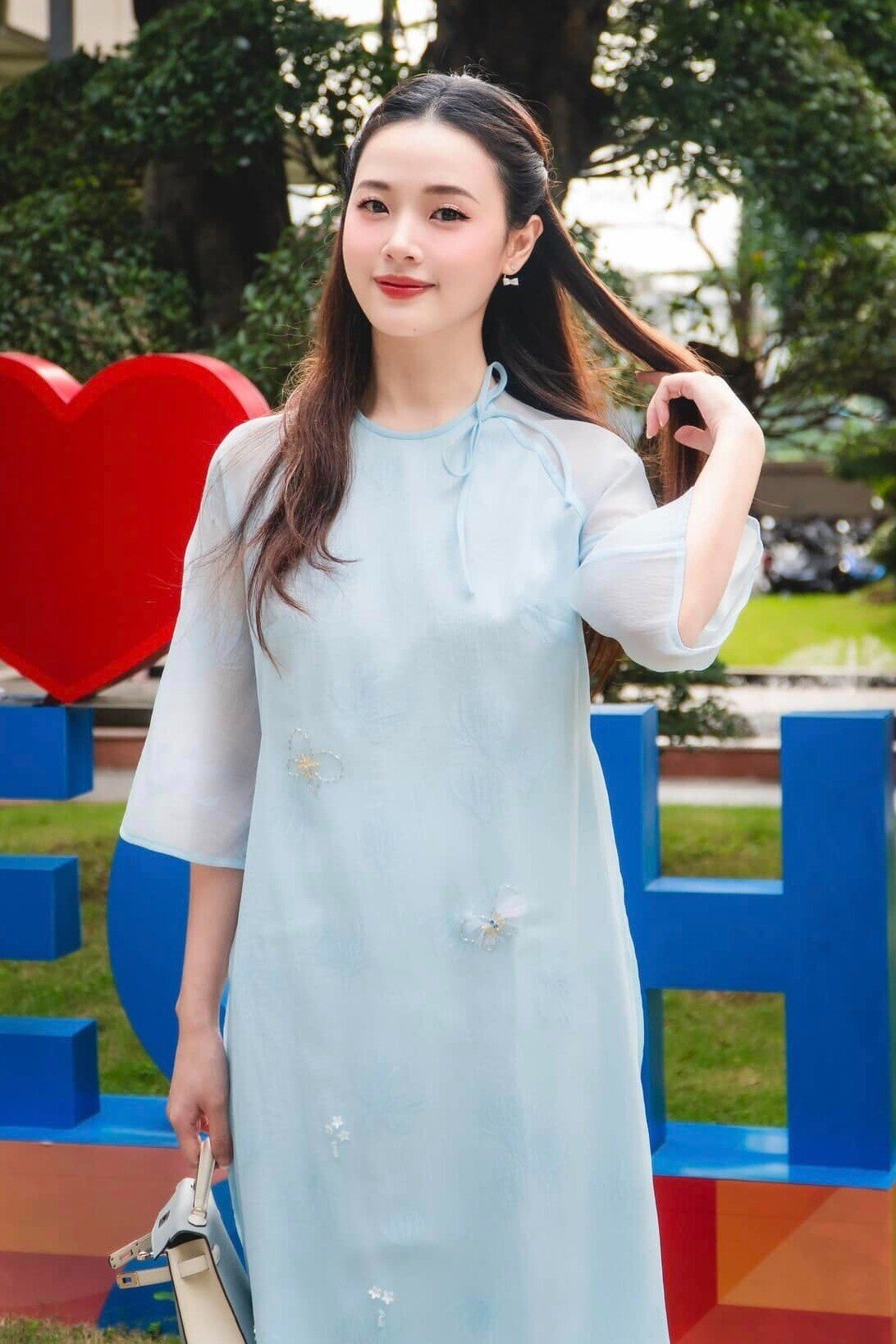 &#34;Đọ&#34; nhan sắc của 3 mỹ nhân Việt trên giảng đường: Midu nhìn như nữ sinh, diện mạo Hoa hậu Ngân Anh gây ngỡ ngàng - 3