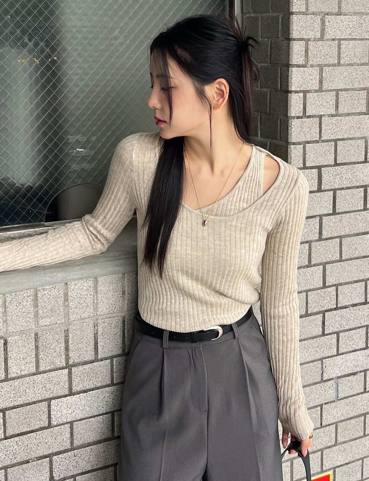 Áo thun trắng sắp bị "soán ngôi", kiểu áo này mới là "chân ái" quanh năm của chị em, càng diện càng trẻ sang - 5