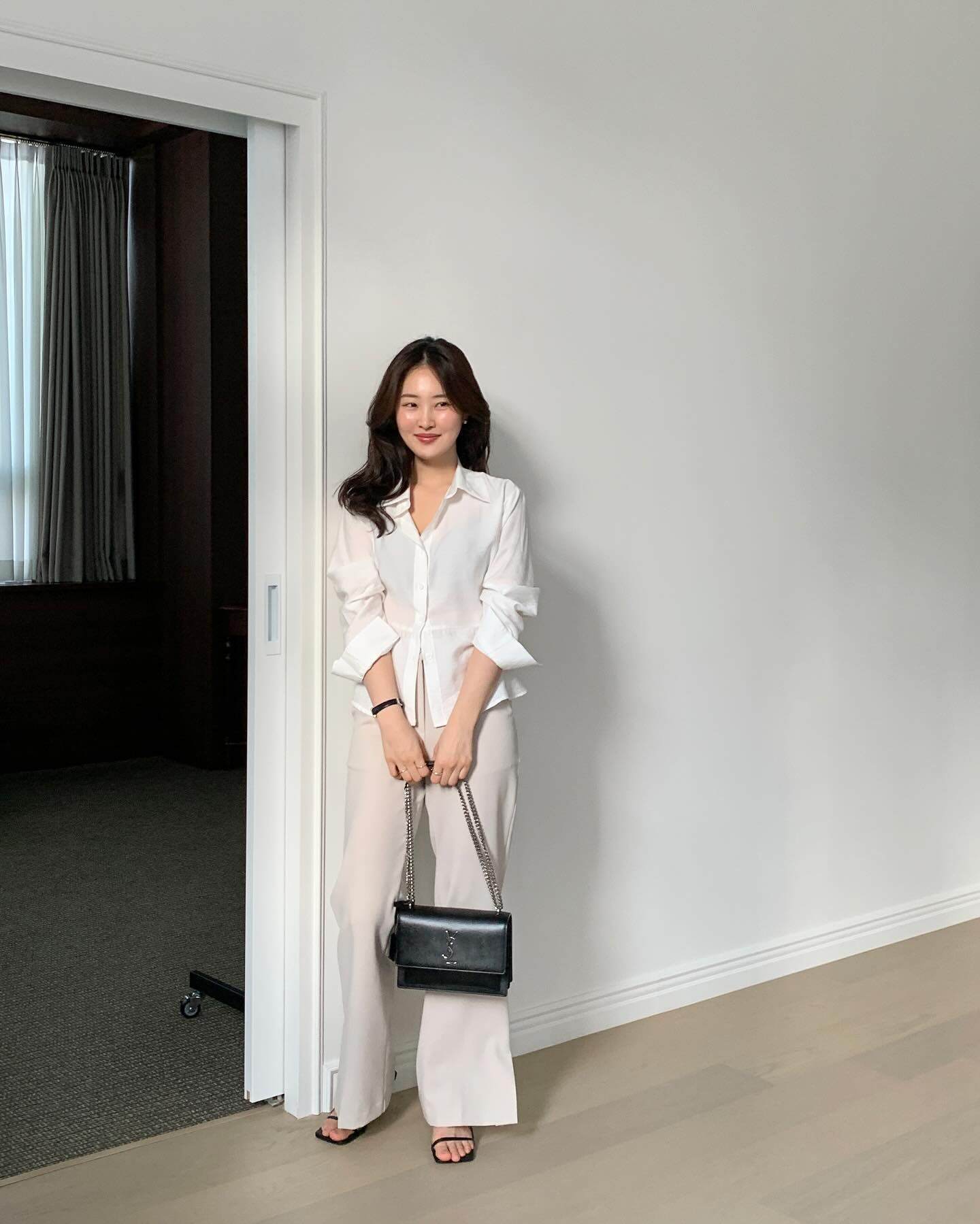 Chị em công sở muốn mặc đẹp mỗi ngày, nhất định phải có đủ 5 kiểu sơ mi &#34;thần thánh&#34; này trong tủ đồ - 2