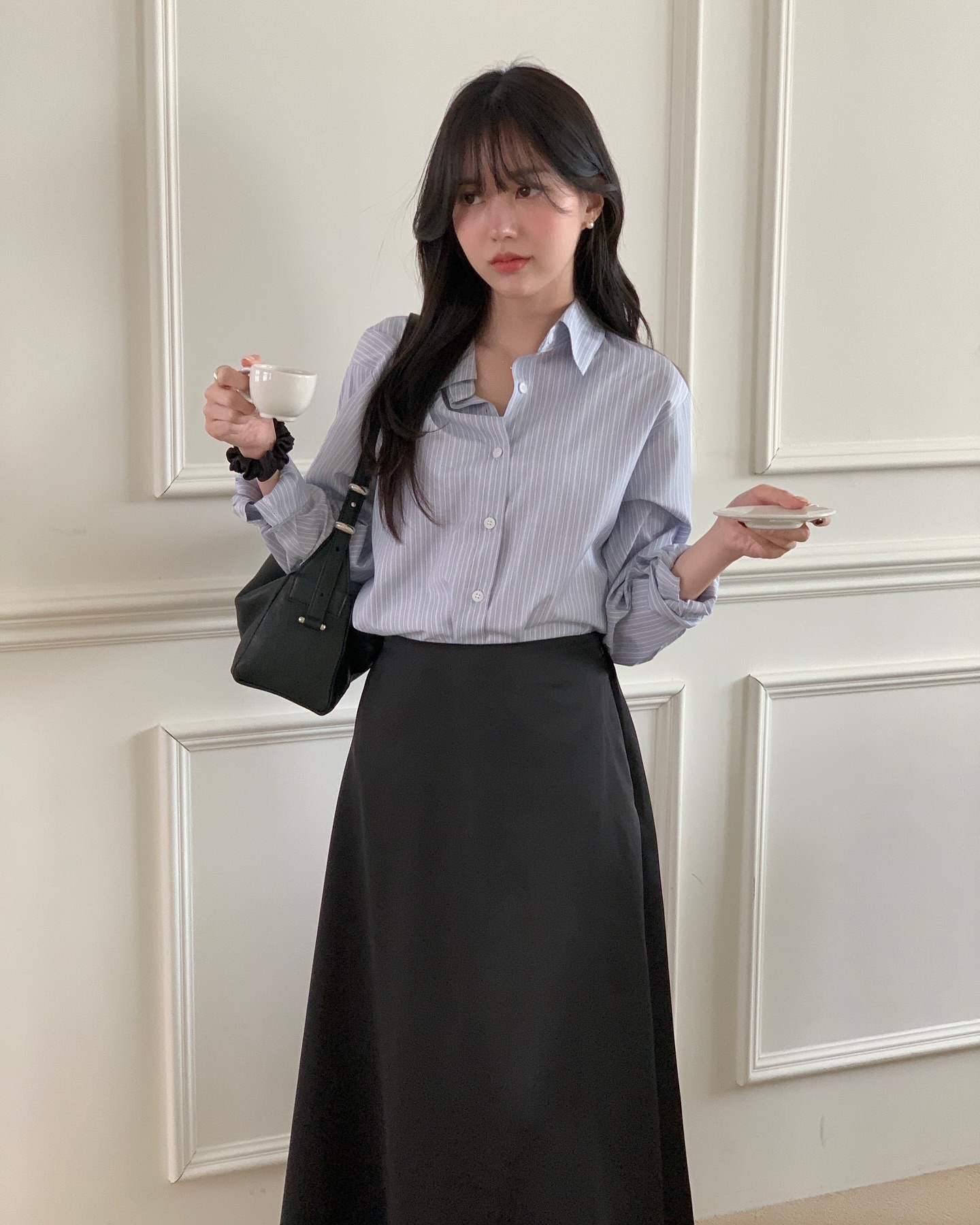 Phụ nữ Pháp mặc đơn giản vẫn cuốn hút nhờ chân váy lụa: 5 kiểu phối này là "chân ái" đẹp bất bại - 1