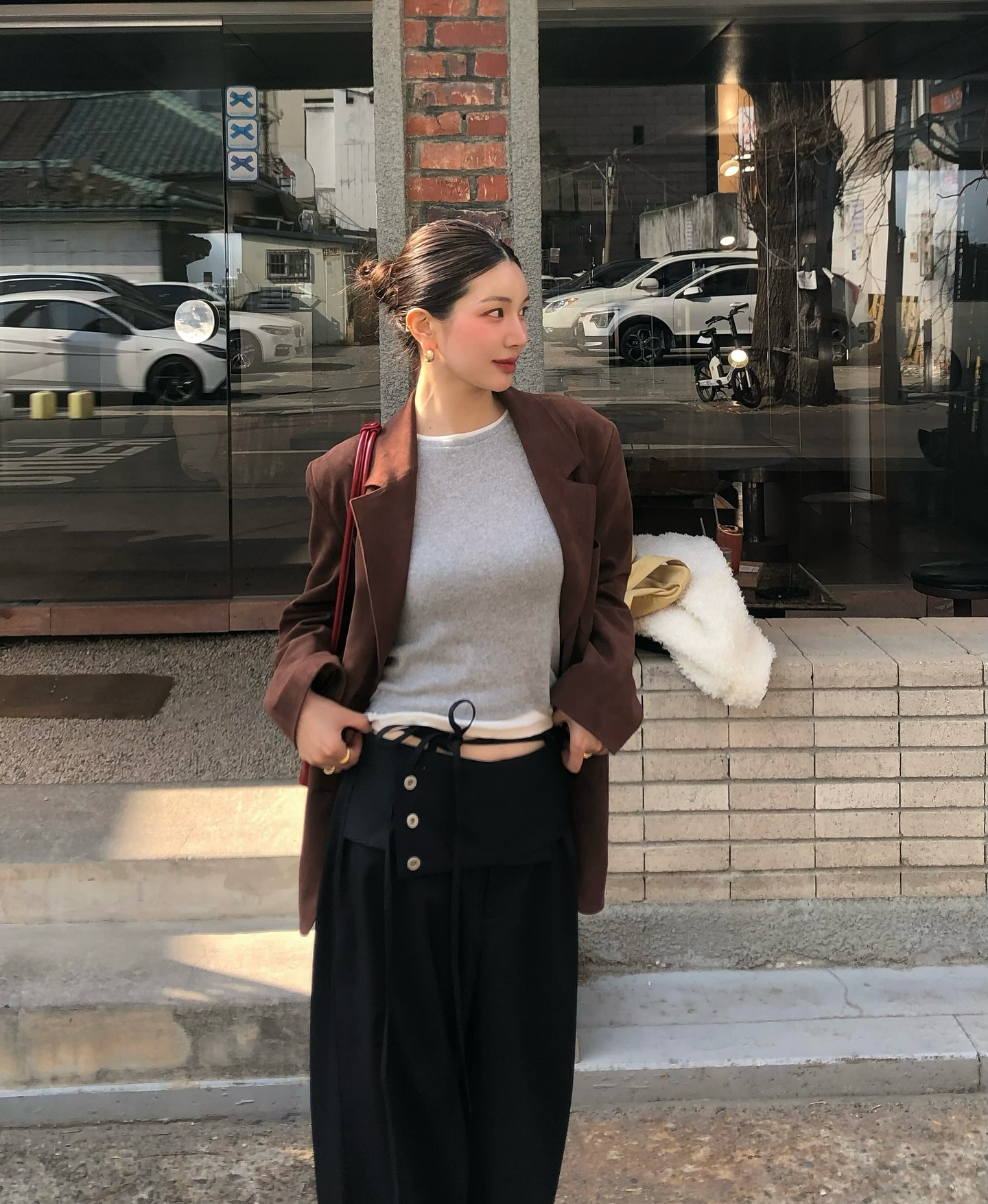 Màu nâu bất ngờ &#34;lên ngôi&#34; trong mùa đông 2025, hội yêu thời trang phải sắm ngay 5 item để mặc đâu cũng đẹp - 2