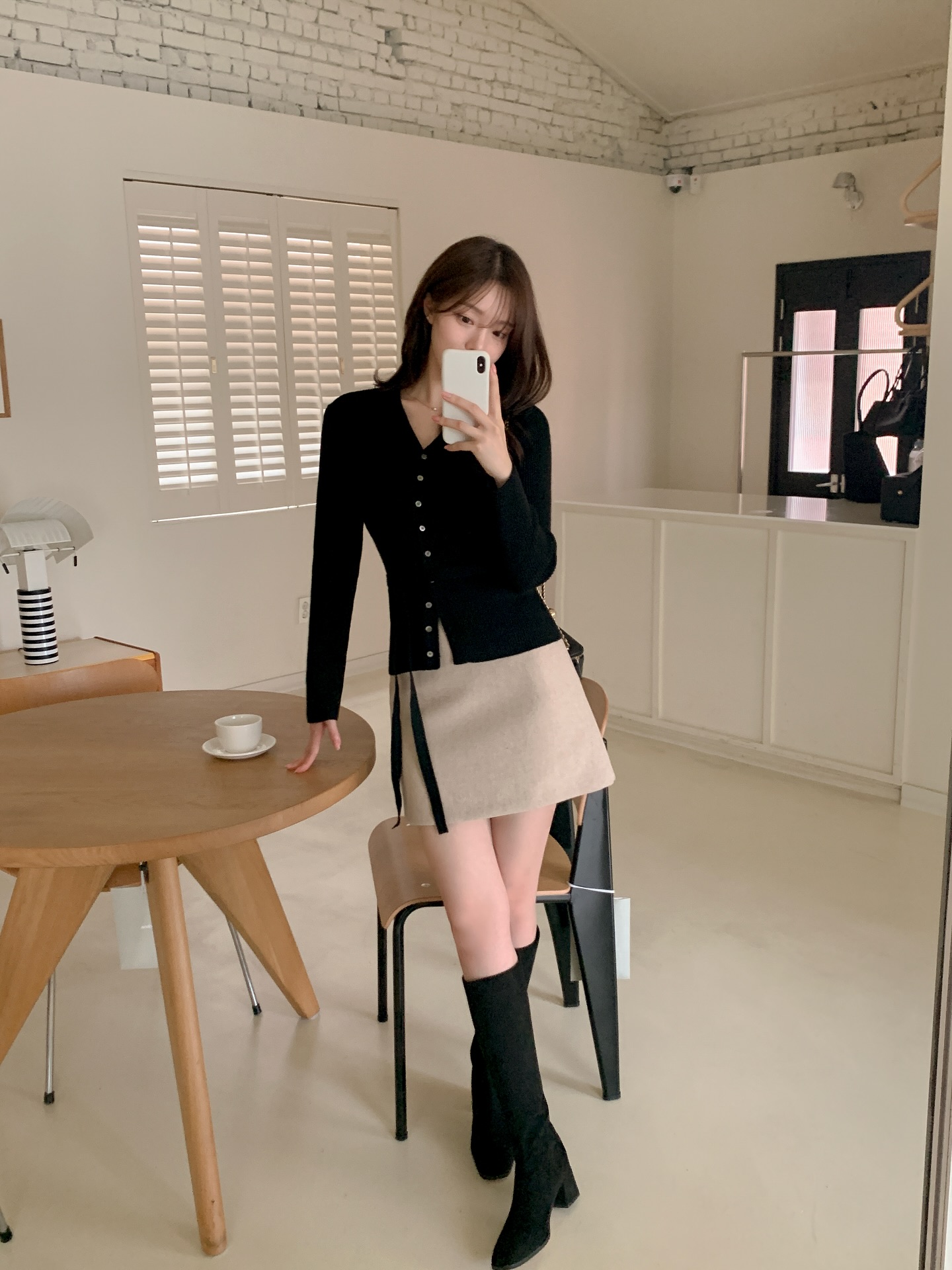 Phụ nữ U40 mùa đông nhất định phải có 4 kiểu giày này để mặc gì cũng sang, vừa tôn dáng lại nâng tầm phong cách - 2