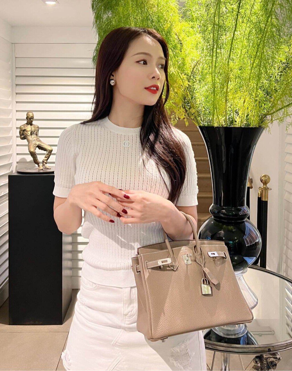 Hot girl Việt 30 tuổi đã có 50 tỷ, nhìn &#34;gia tài&#34; túi hiệu khiến nhiều người &#34;loá mắt&#34; - 2