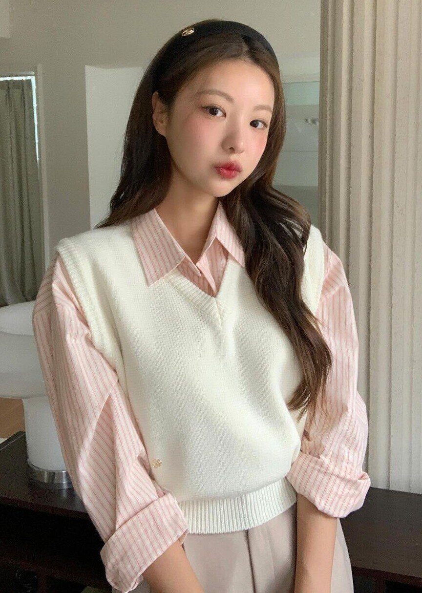 Sơ mi và áo len &#34;cực hợp&#34; mùa lạnh, 4 kiểu này khiến mọi cô gái đều mê mẩn mà chẳng cần nghĩ nhiều - 2