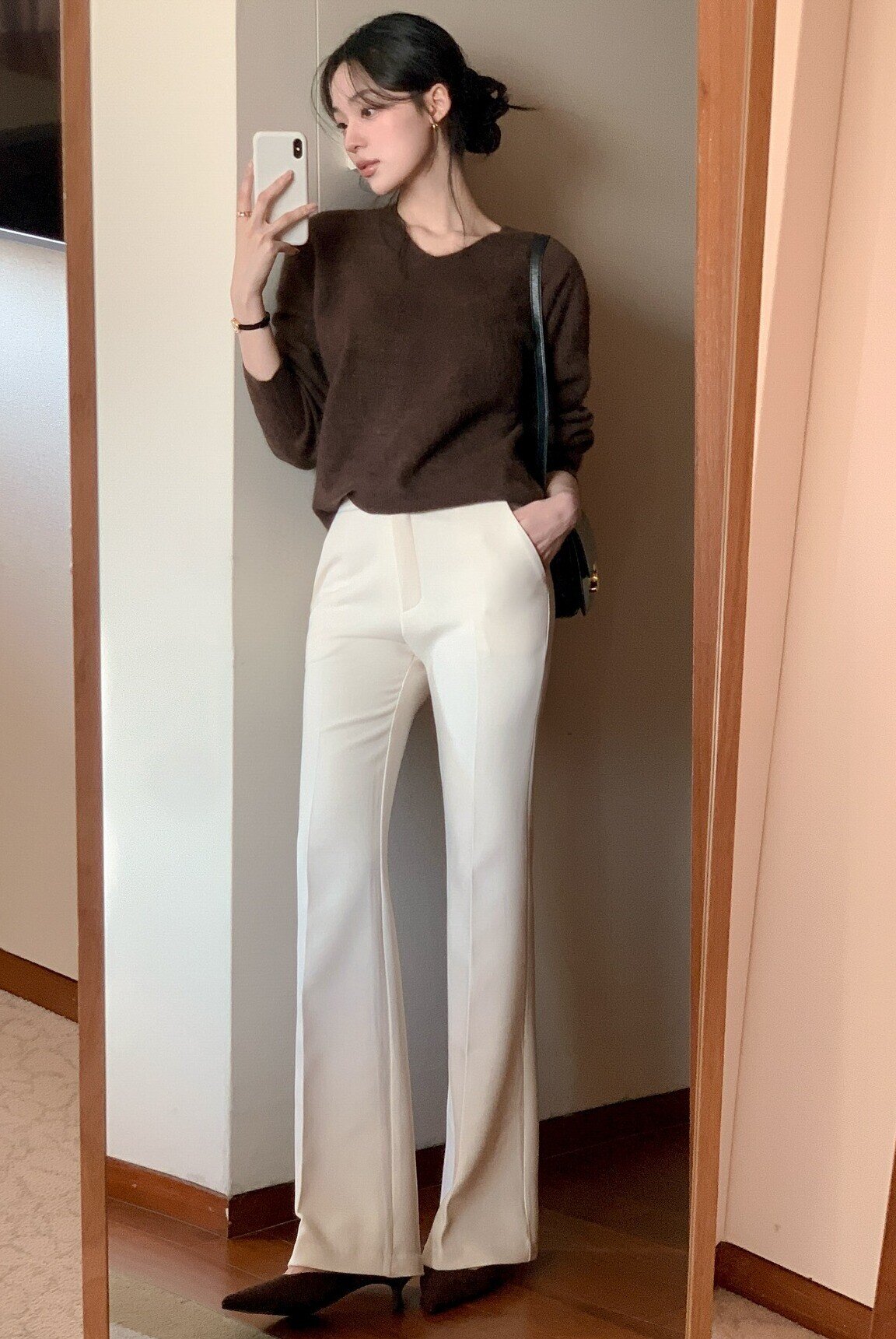 Áo thun trắng sắp bị "soán ngôi", kiểu áo này mới là "chân ái" quanh năm của chị em, càng diện càng trẻ sang - 6