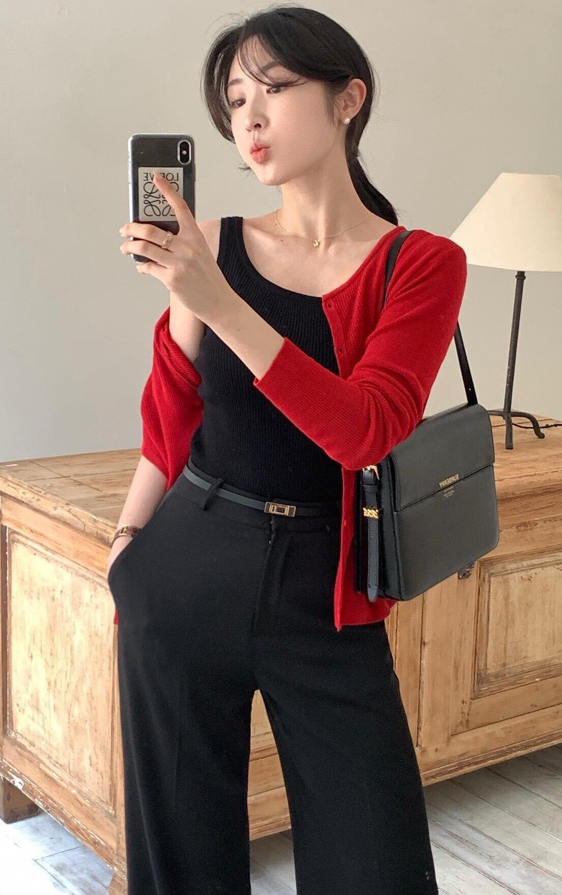 Áo màu nổi mà mix khéo thì sang cực: 4 kiểu quần xịn sò giúp bạn mặc đẹp mà không bị chê "sến" - 3