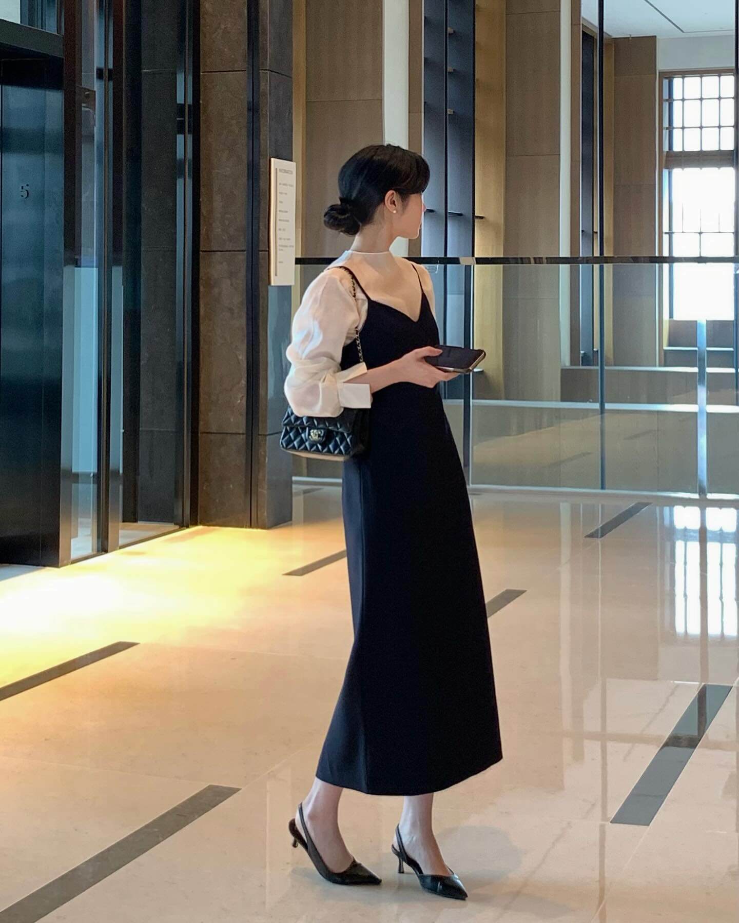 Không biết mang giày gì để hợp mùa đông, cứ nhìn tủ đồ của phụ nữ Pháp là hiểu: Toàn kiểu đơn giản mà sang chảnh &#34;đỉnh chóp&#34; - 3