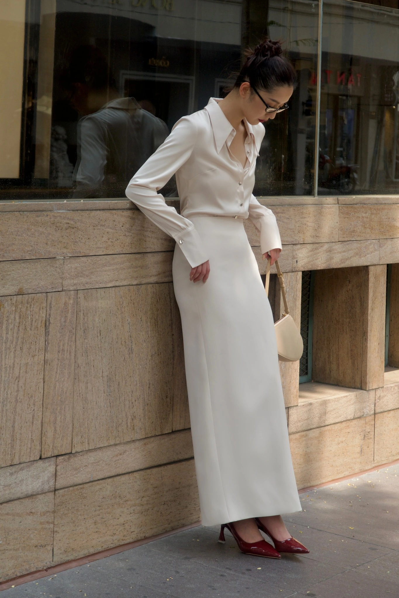 Phụ nữ Pháp mặc đơn giản vẫn cuốn hút nhờ chân váy lụa: 5 kiểu phối này là "chân ái" đẹp bất bại - 2