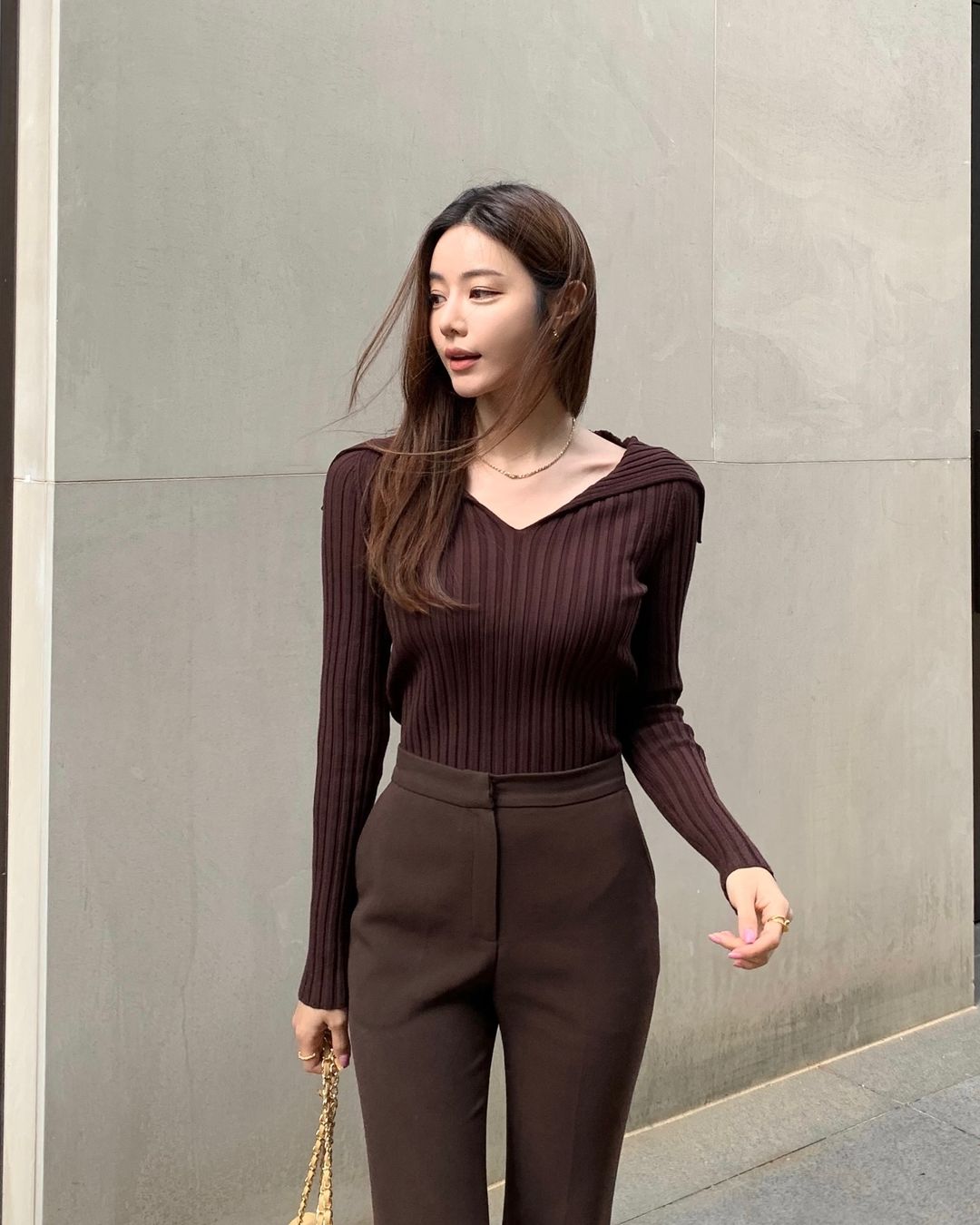 Chẳng cần nghĩ nhiều, mùa đông tôi vẫn sang khỏi bàn nhờ 5 kiểu áo này: Diện lên xinh hơn hẳn, nhìn phát đã thấy có gu - 4