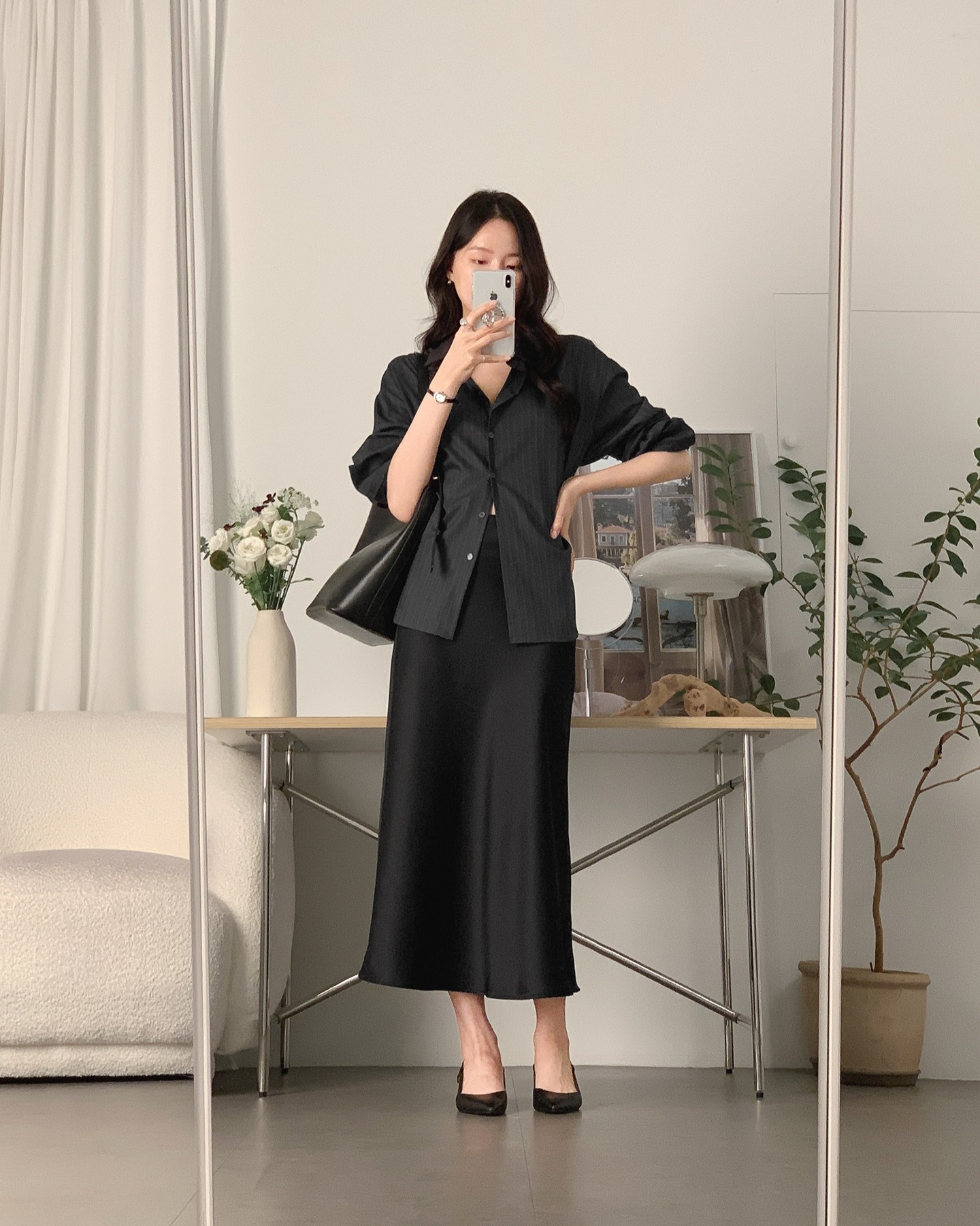 Phụ nữ Pháp mặc đơn giản vẫn cuốn hút nhờ chân váy lụa: 5 kiểu phối này là "chân ái" đẹp bất bại - 3