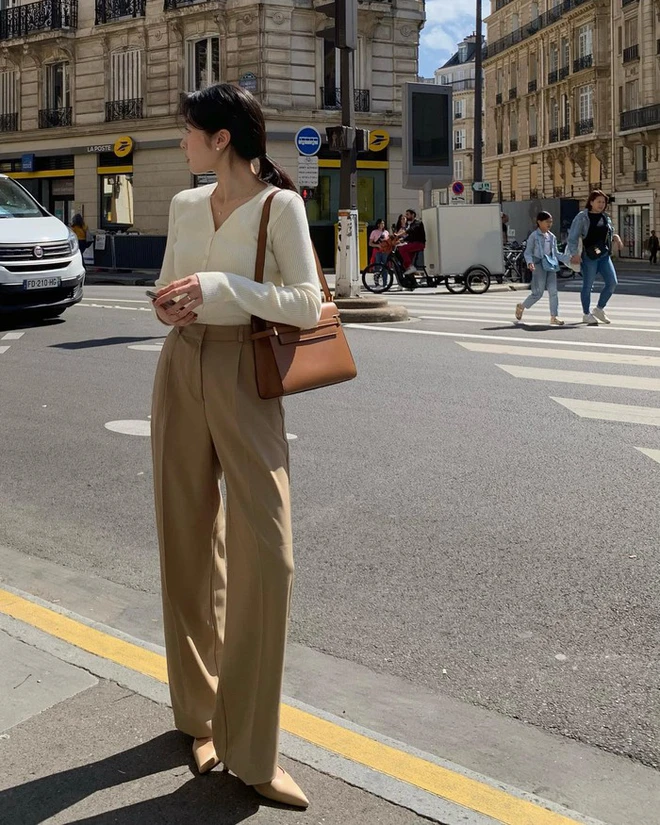 Màu quần trẻ hơn quần đen, sang hơn quần trắng, phối với 4 kiểu áo này là chuẩn "tinh hoa hội tụ" - 4