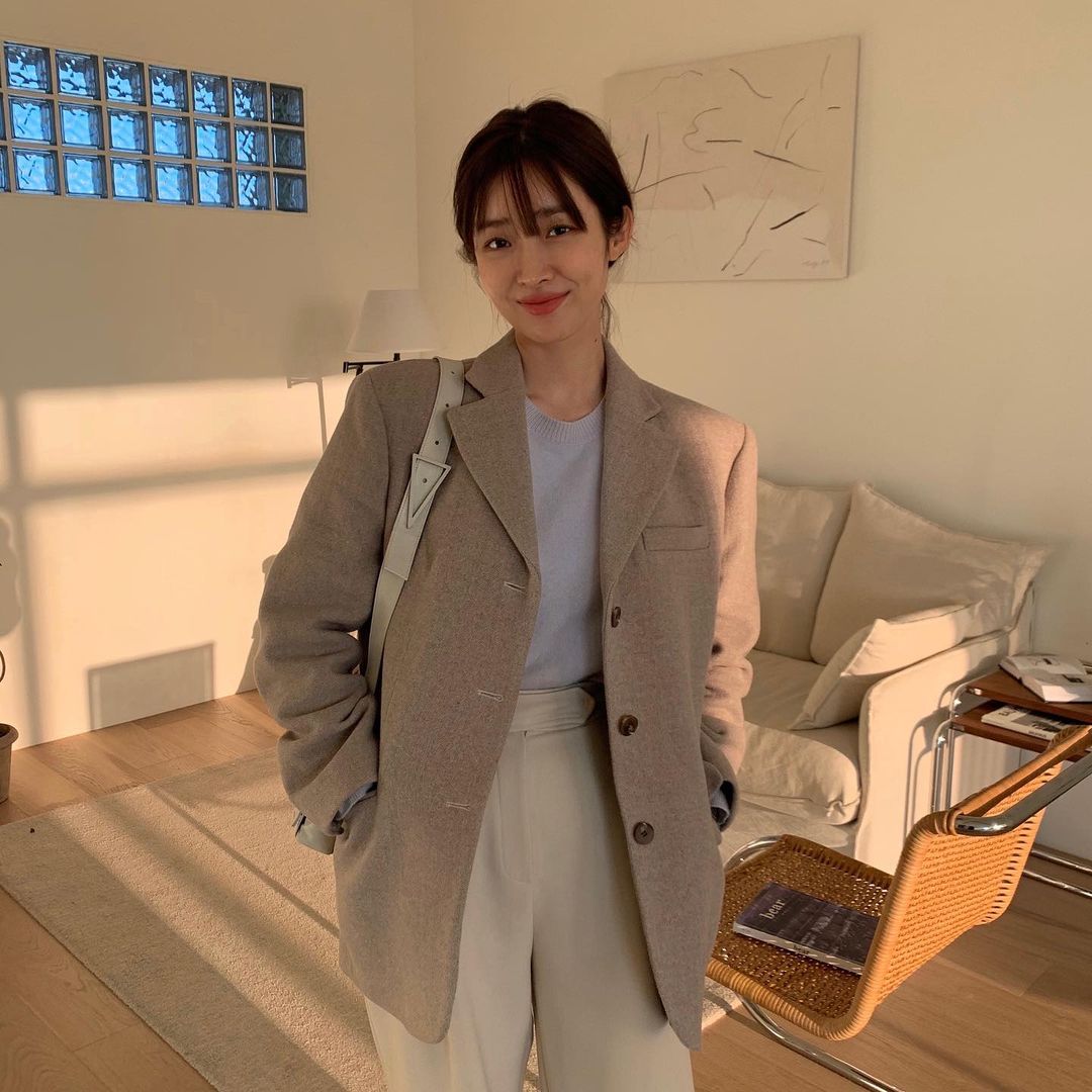 Áo blazer được chị em mê mẩn mặc đông, phối 5 kiểu áo này bên trong là chuẩn "tinh hoa hội tụ" - 4