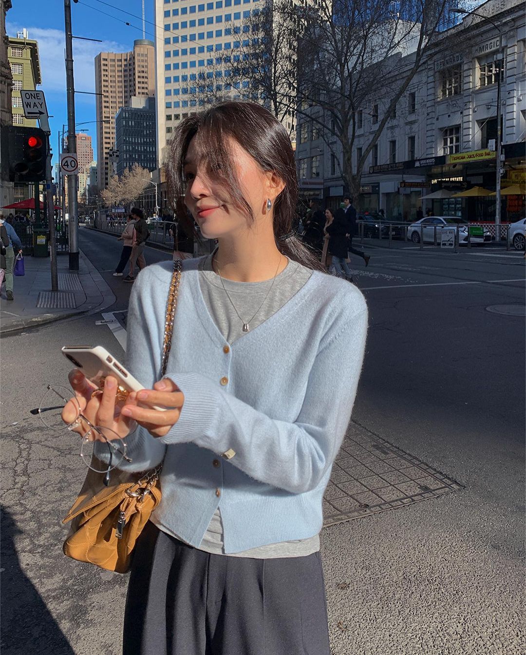 Phụ nữ U35 chuộng 5 kiểu áo này nhất khi trời lạnh, diện vào vừa tôn dáng lại giữ ấm cực tốt - 4