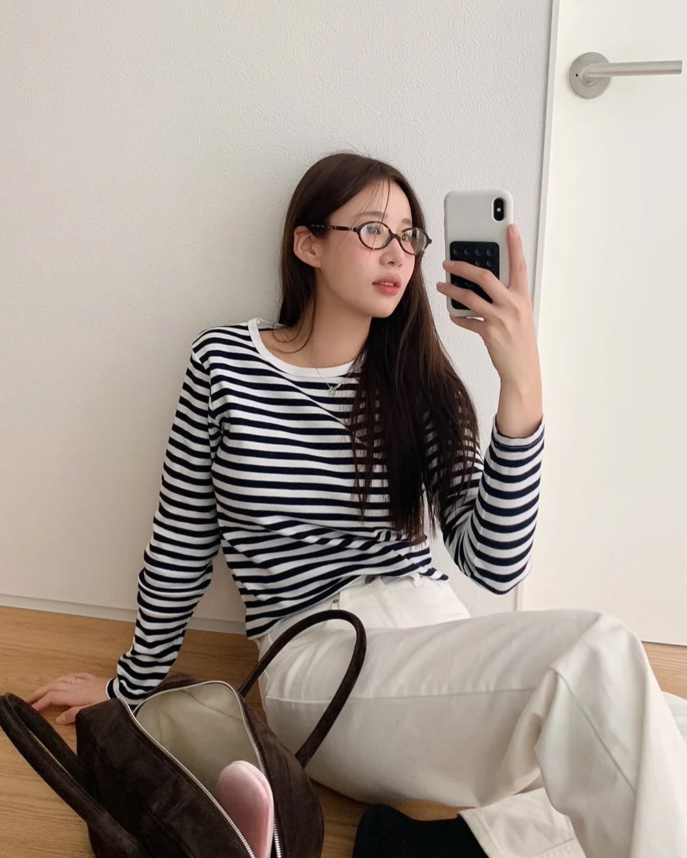 Gái Hàn mặc đơn giản mà vẫn "chanh sả" như dát đồ hiệu, thì ra là nhờ có 5 món đồ này - 4