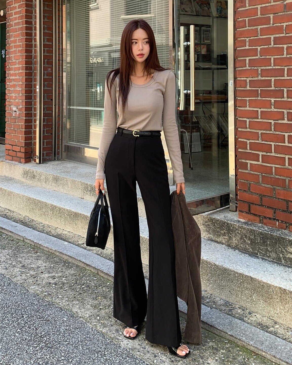 &#34;Bỏ túi&#34; 4 cách mặc quần đen sang - xịn - mịn vào mùa lạnh, gái xinh bỏ lỡ chỉ có tiếc - 2