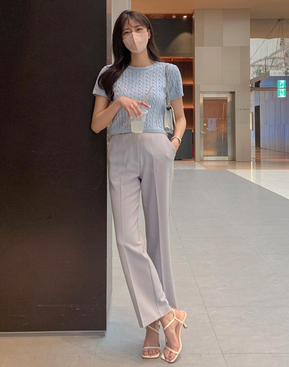 Áo thun trắng sắp bị "soán ngôi", kiểu áo này mới là "chân ái" quanh năm của chị em, càng diện càng trẻ sang - 7