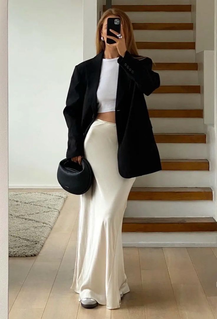 Phụ nữ Pháp mặc đơn giản vẫn cuốn hút nhờ chân váy lụa: 5 kiểu phối này là "chân ái" đẹp bất bại - 4