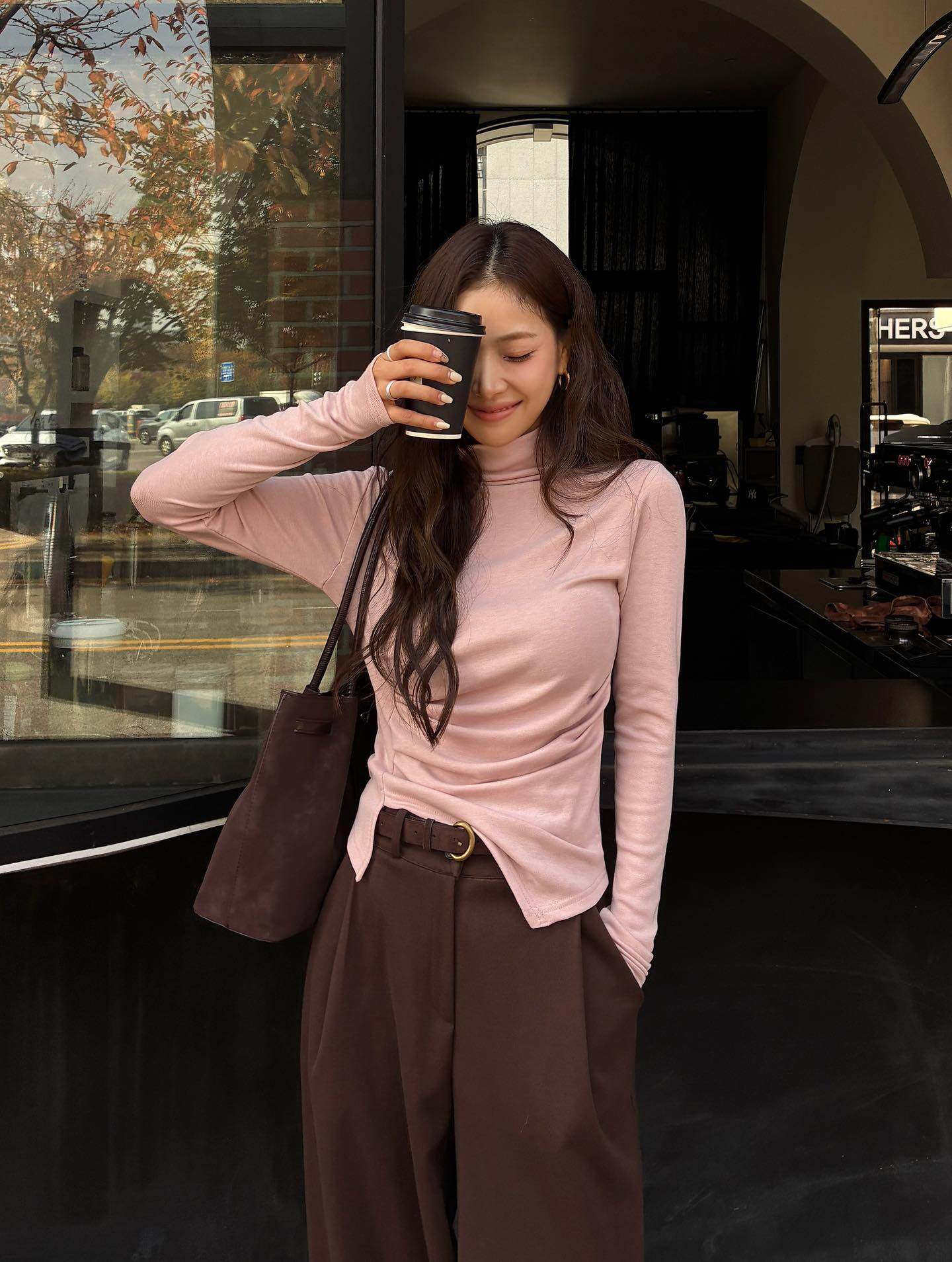 Dân công sở mùa lạnh đừng nghĩ nhiều: 5 món này "cân" tất cả, mặc lên auto sang - 5