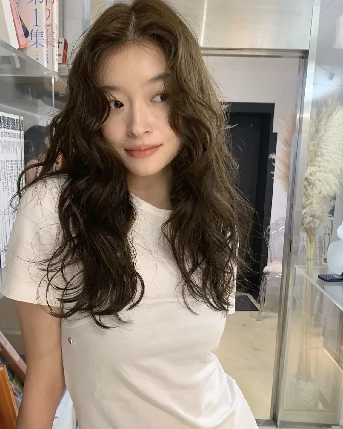 Chị em bỏ tóc thẳng đi, 5 kiểu tóc xoăn mùa đông vừa sang vừa &#34;ăn gian&#34; tuổi cực khéo - 5