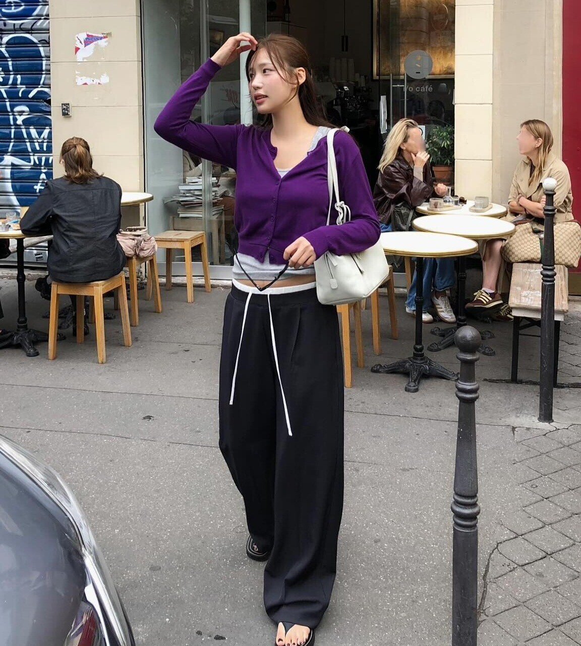 Áo màu nổi mà mix khéo thì sang cực: 4 kiểu quần xịn sò giúp bạn mặc đẹp mà không bị chê "sến" - 1