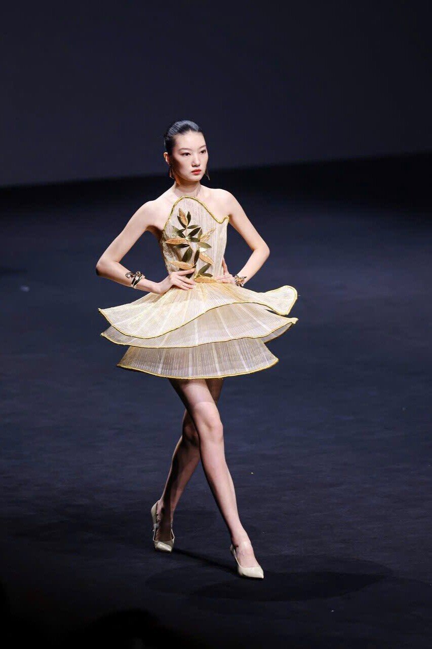 Lê Hoàng Phương làm first face, Hoàng Thùy khoe chân dài miên man trên sàn diễn Shanghai Fashion Week - 3