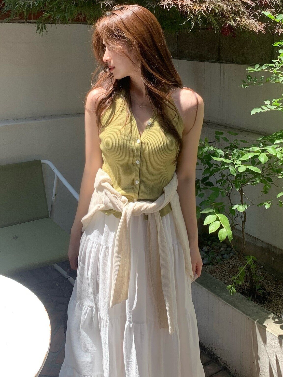 Áo thun trắng sắp bị "soán ngôi", kiểu áo này mới là "chân ái" quanh năm của chị em, càng diện càng trẻ sang - 8