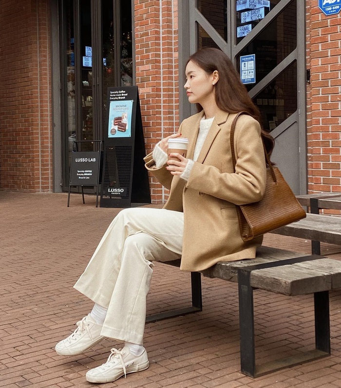 Mùa lạnh đón đầu xu hướng diện quần trắng nhờ 4 công thức này, hội chị em vừa mặc ấm lại trẻ trung hơn tuổi - 6