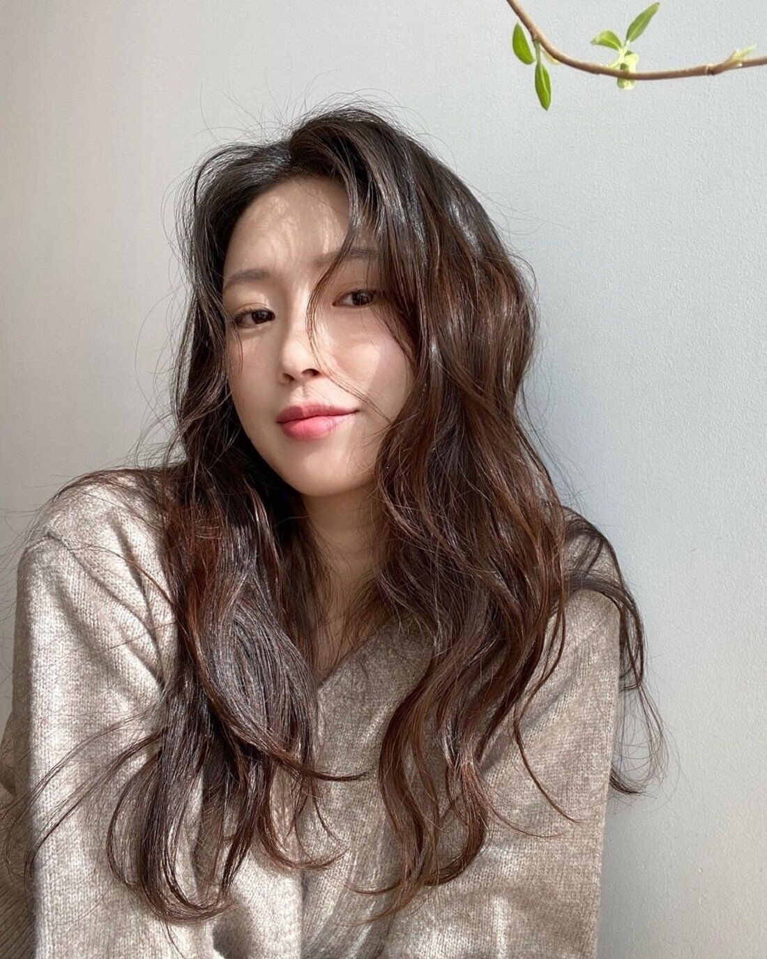 Chị em bỏ tóc thẳng đi, 5 kiểu tóc xoăn mùa đông vừa sang vừa &#34;ăn gian&#34; tuổi cực khéo - 6