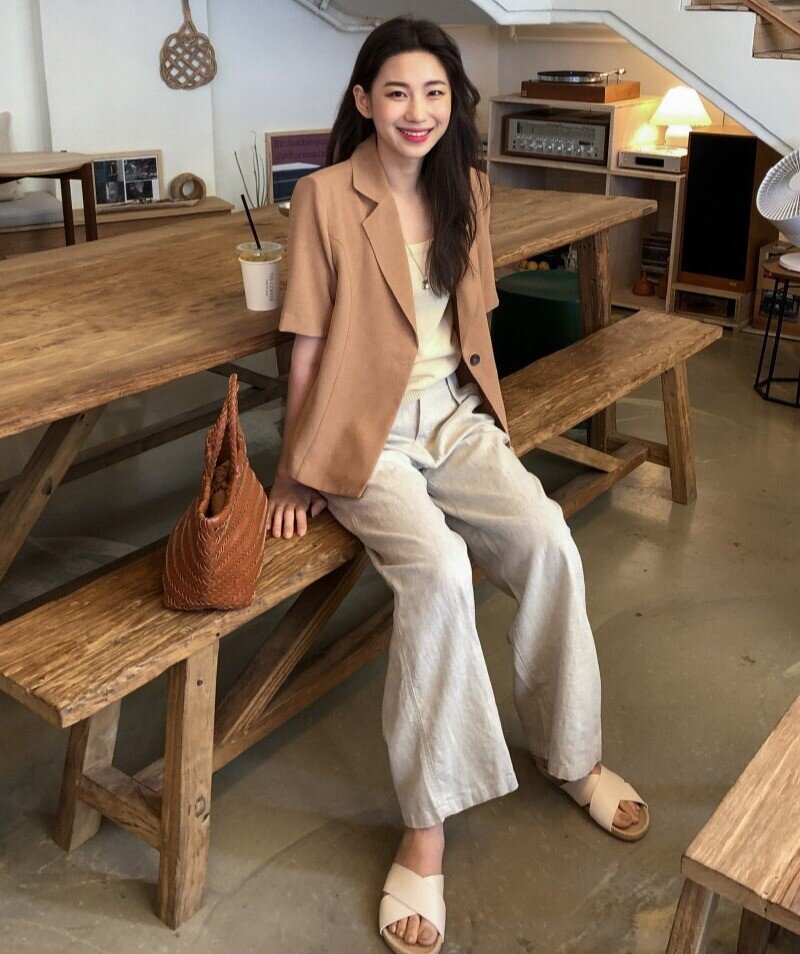 Đừng mãi mặc áo thun + quần jeans &#34;chán ngắt&#34;, thêm 4 công thức này vào khi đi làm: Vừa thanh lịch vừa &#34;nâng gu&#34; thấy rõ! - 9