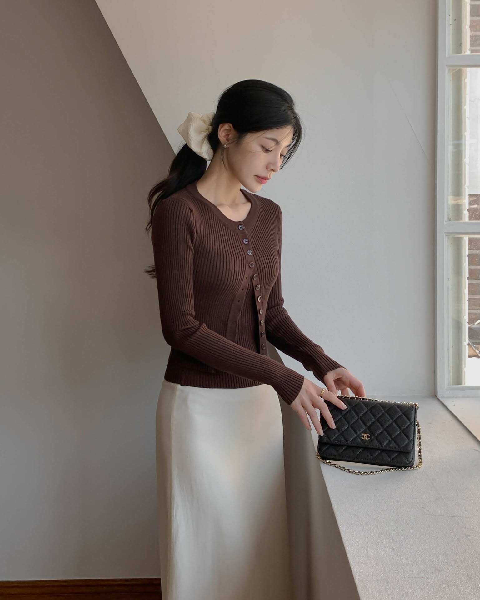 Màu nâu bất ngờ &#34;lên ngôi&#34; trong mùa đông 2025, hội yêu thời trang phải sắm ngay 5 item để mặc đâu cũng đẹp - 7