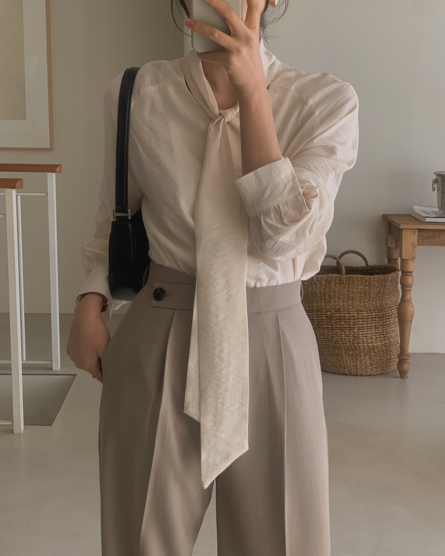 Màu quần trẻ hơn quần đen, sang hơn quần trắng, phối với 4 kiểu áo này là chuẩn "tinh hoa hội tụ" - 7