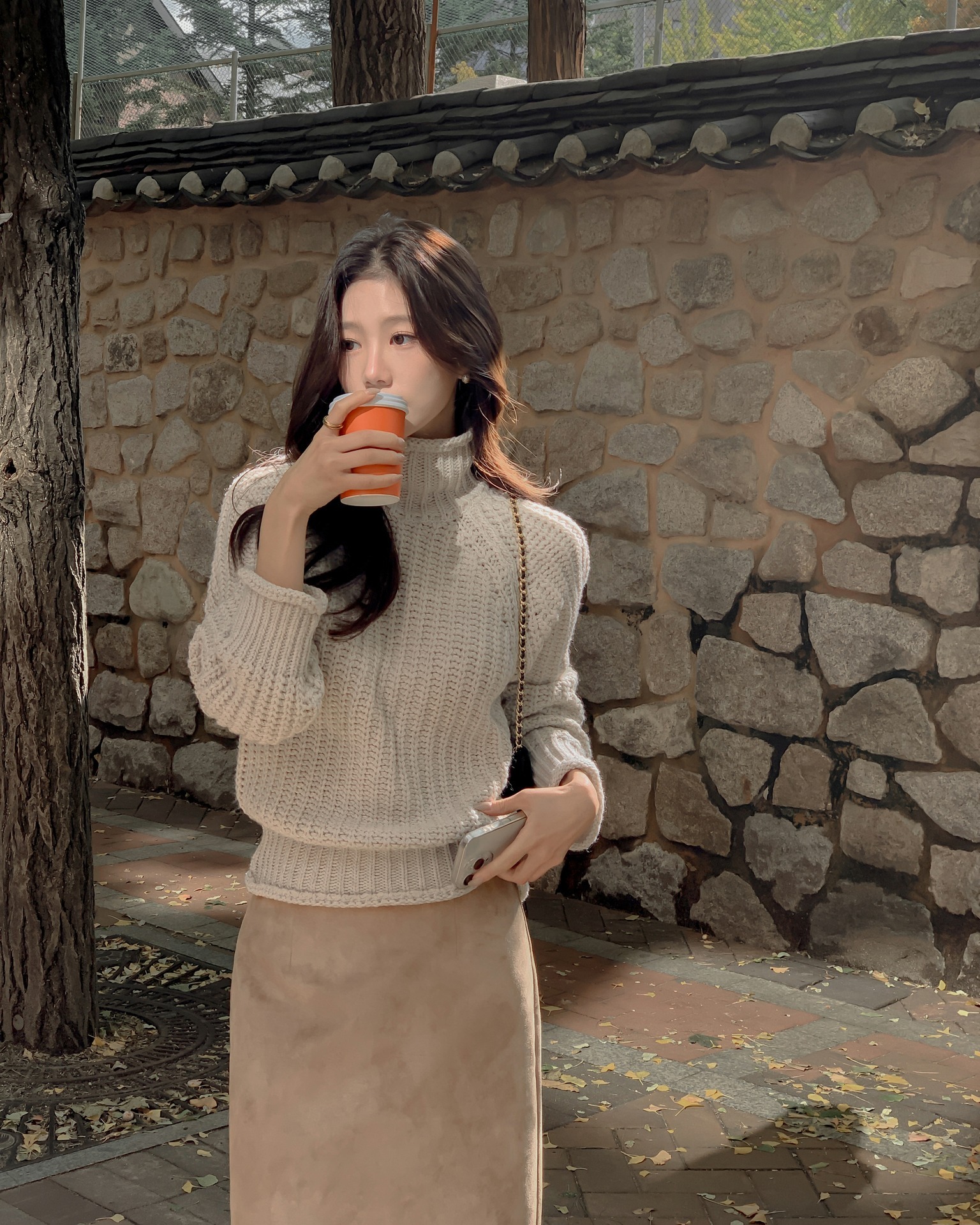 Mùa đông thích mặc chân váy suông, chị em sắm ngay 4 kiểu áo này để phối cùng là đẹp chuẩn chỉnh, tôn dáng khỏi nghĩ - 7