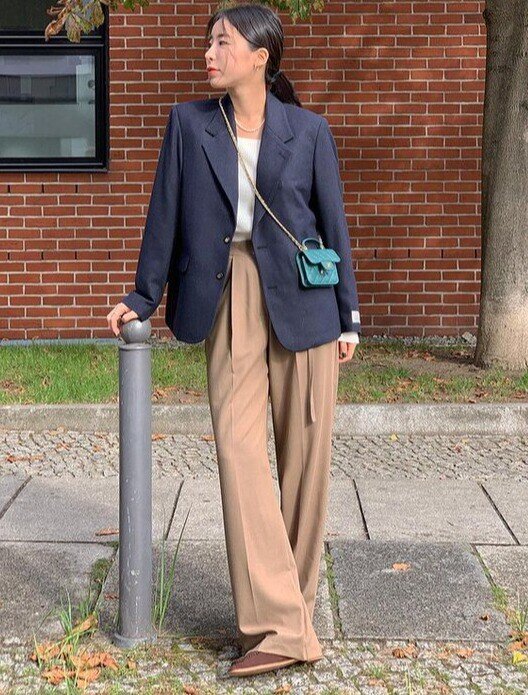 Chị em công sở mải mê diện áo blazer, biết mix cùng 4 kiểu quần này là sang ngay - 4