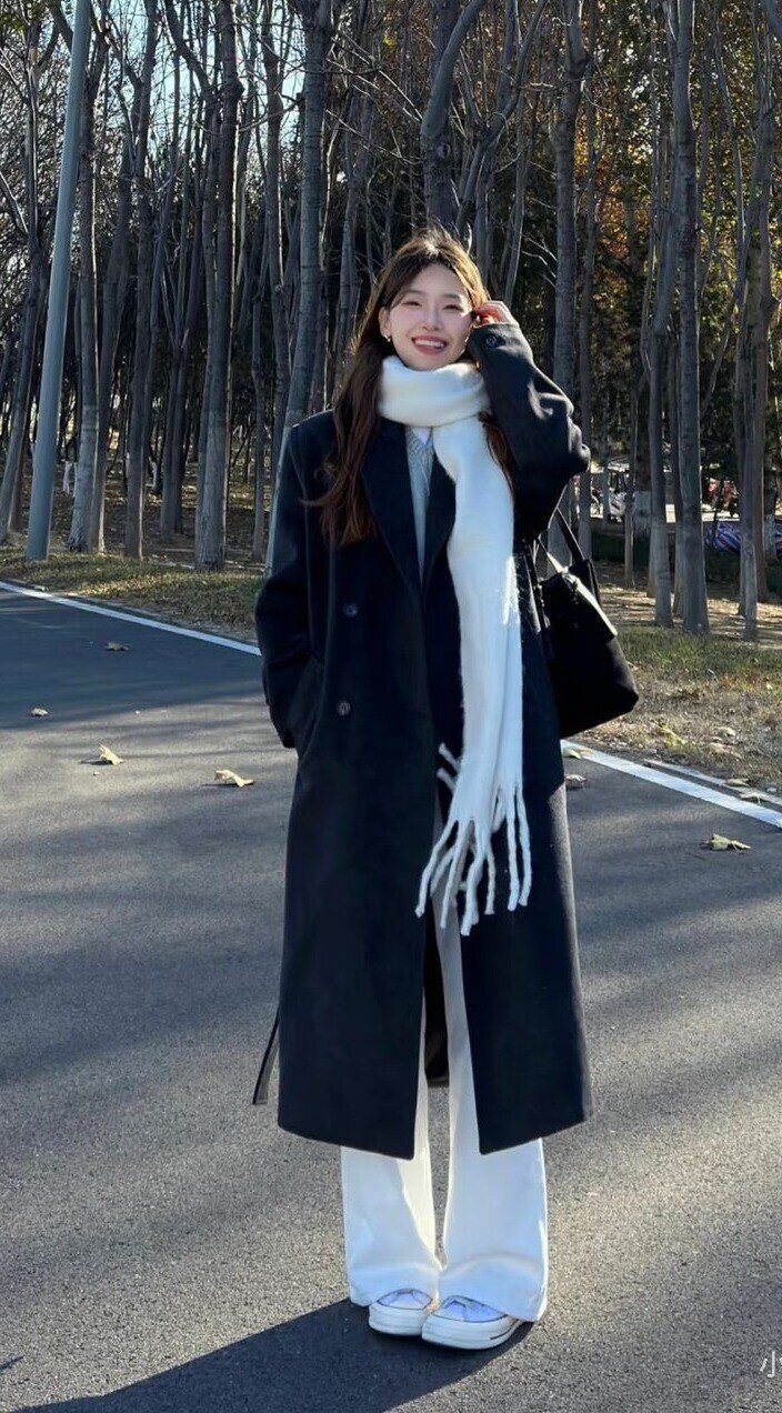 Không chỉ nâu hay be, đây mới là màu sắc &#34;lên ngôi&#34; vào mùa đông 2025: Biết thêm 4 công thức phối này là mặc đẹp như fashionista - 12