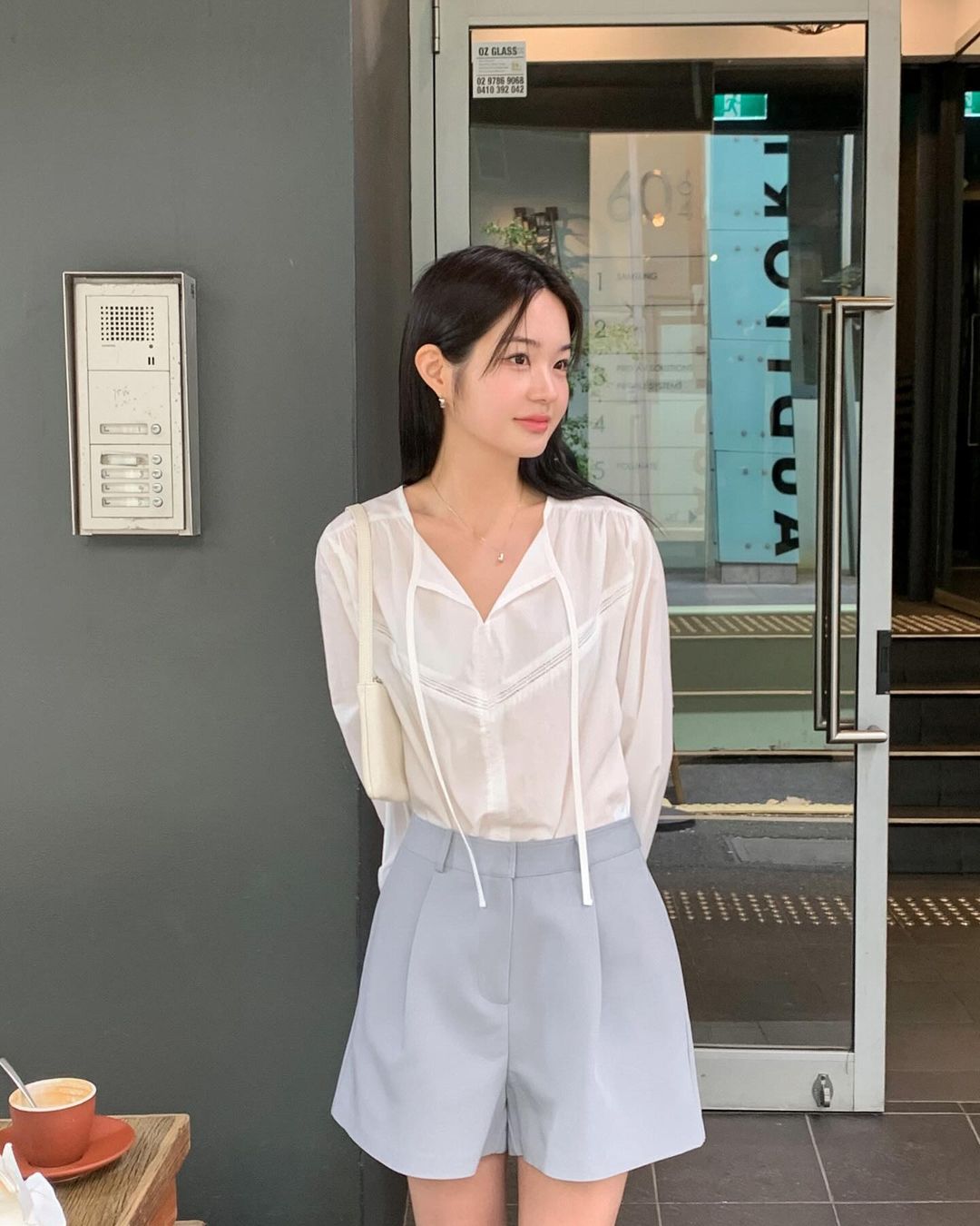 Cất hết sơ mi trắng đi, kiểu áo này mới thực sự là &#34;ngôi sao&#34; của dân công sở năm nay - 8