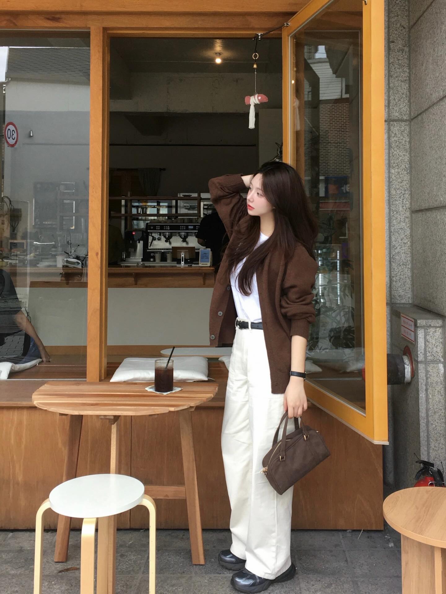 Màu nâu bất ngờ &#34;lên ngôi&#34; trong mùa đông 2025, hội yêu thời trang phải sắm ngay 5 item để mặc đâu cũng đẹp - 8