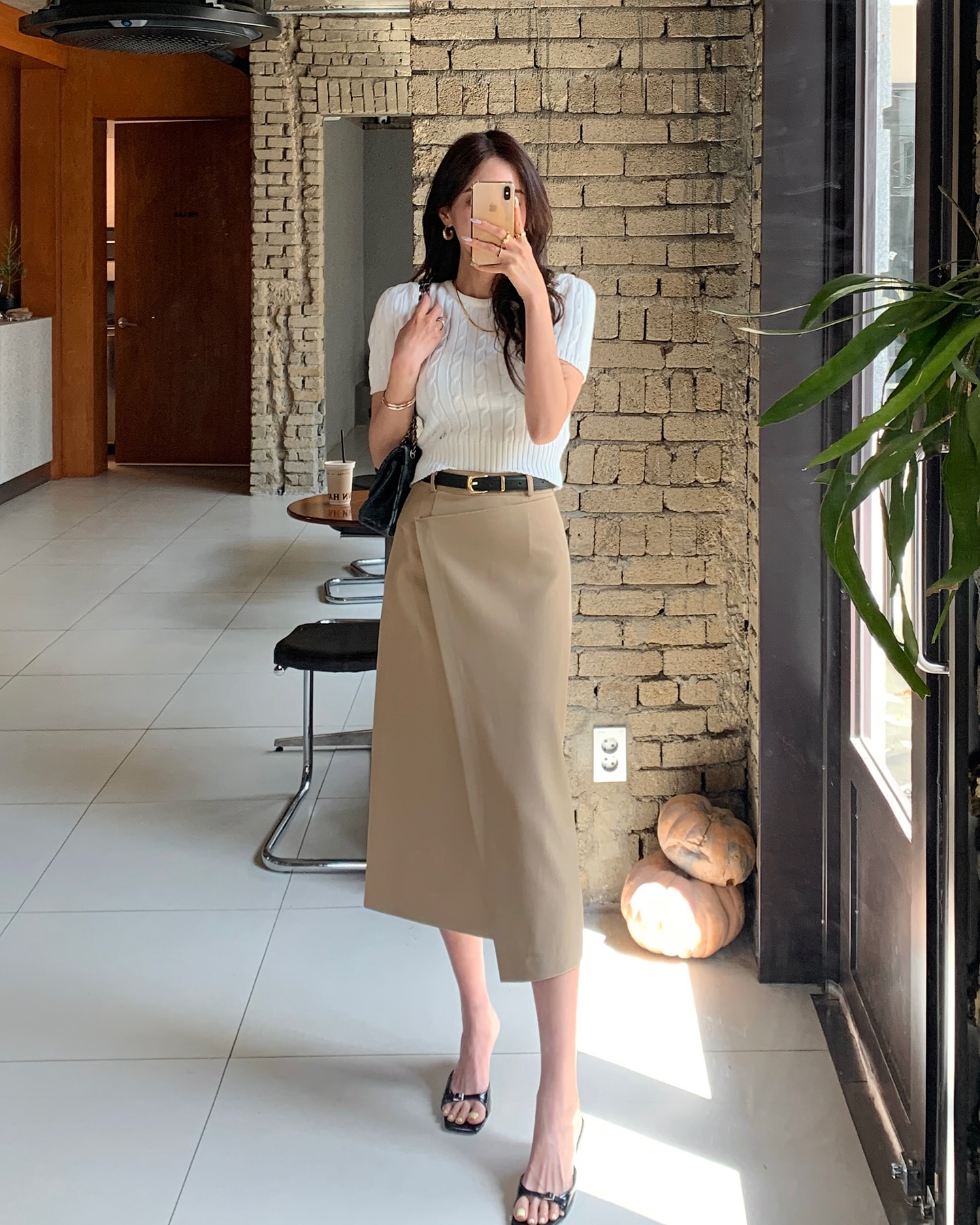 Mặc chân váy xuyên tuần, tôi nhận ra 4 dáng &#34;hack chân&#34; thần kỳ, chị em công sở nào cũng nên có - 8