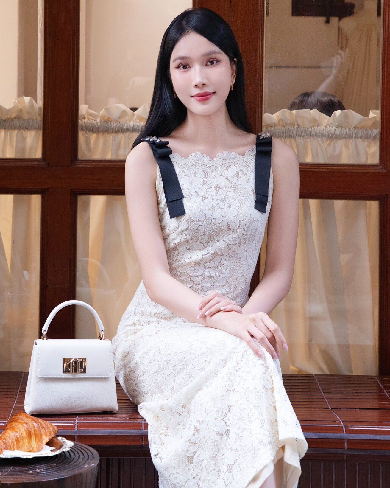 &#34;Đọ&#34; nhan sắc của 3 mỹ nhân Việt trên giảng đường: Midu nhìn như nữ sinh, diện mạo Hoa hậu Ngân Anh gây ngỡ ngàng - 8