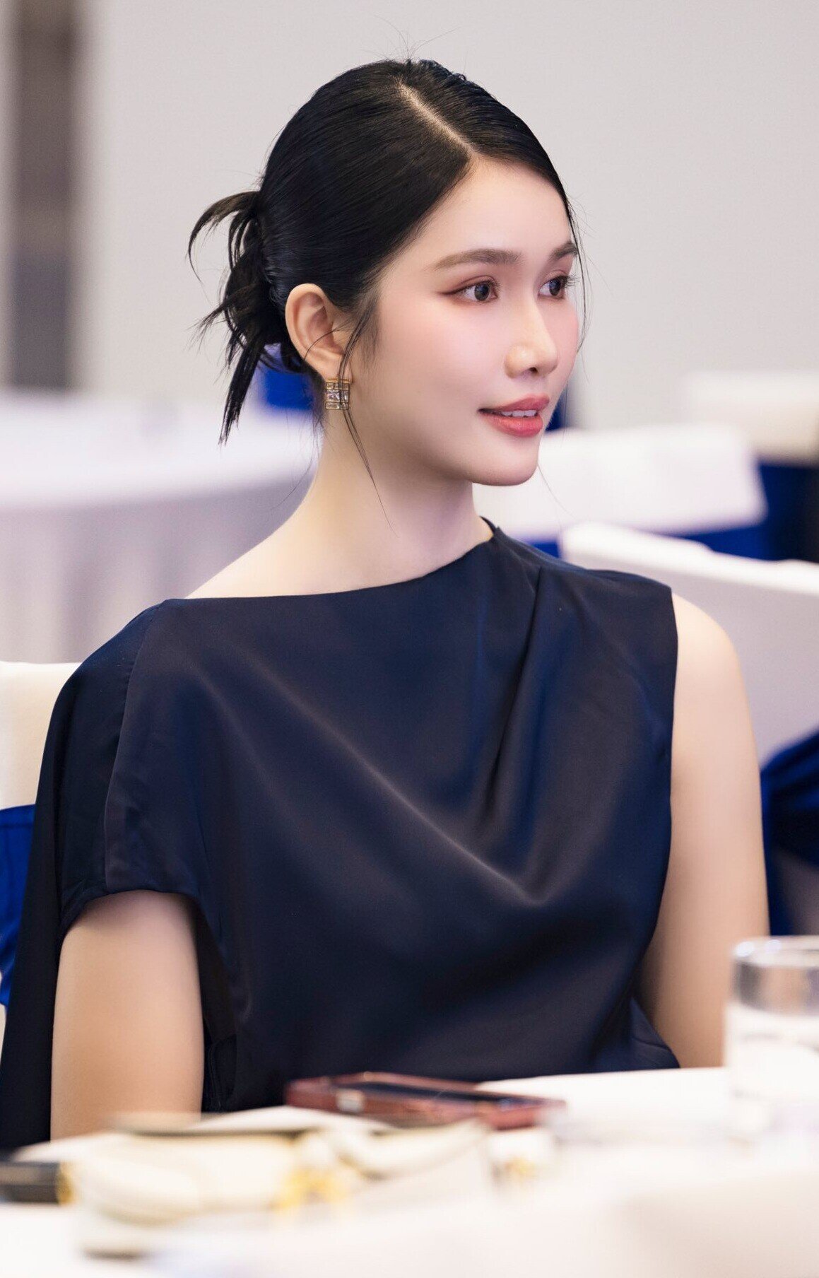 &#34;Đọ&#34; nhan sắc của 3 mỹ nhân Việt trên giảng đường: Midu nhìn như nữ sinh, diện mạo Hoa hậu Ngân Anh gây ngỡ ngàng - 7