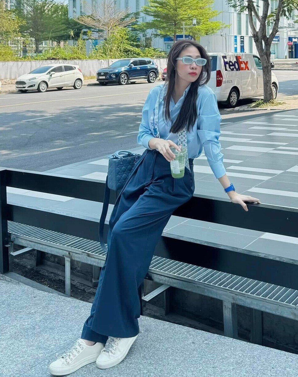 Ở biệt thự bề thế, lái siêu xe trăm tỷ, vợ Cường Đô La khéo mặc kiểu áo tưởng đơn giản mà lại &#34;chanh sả&#34; chuẩn phu nhân hào môn  - 4