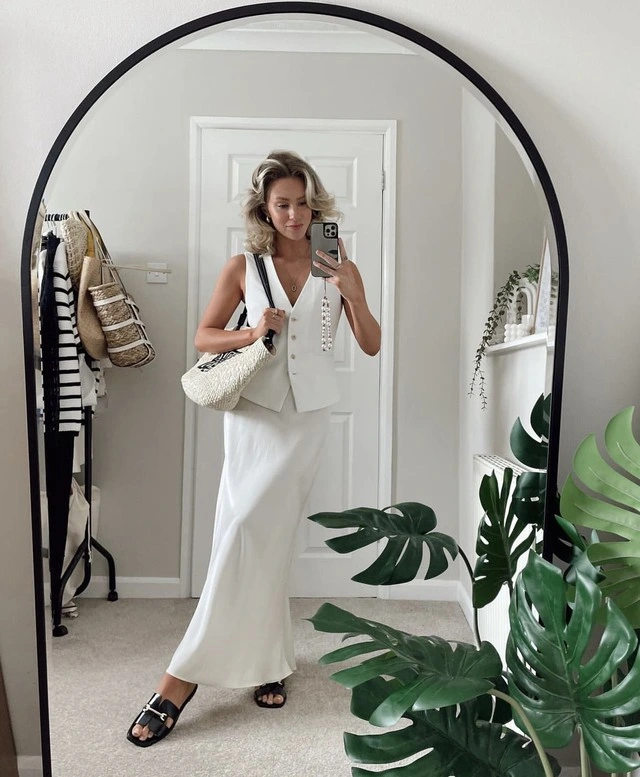 Phụ nữ Pháp mặc đơn giản vẫn cuốn hút nhờ chân váy lụa: 5 kiểu phối này là "chân ái" đẹp bất bại - 7