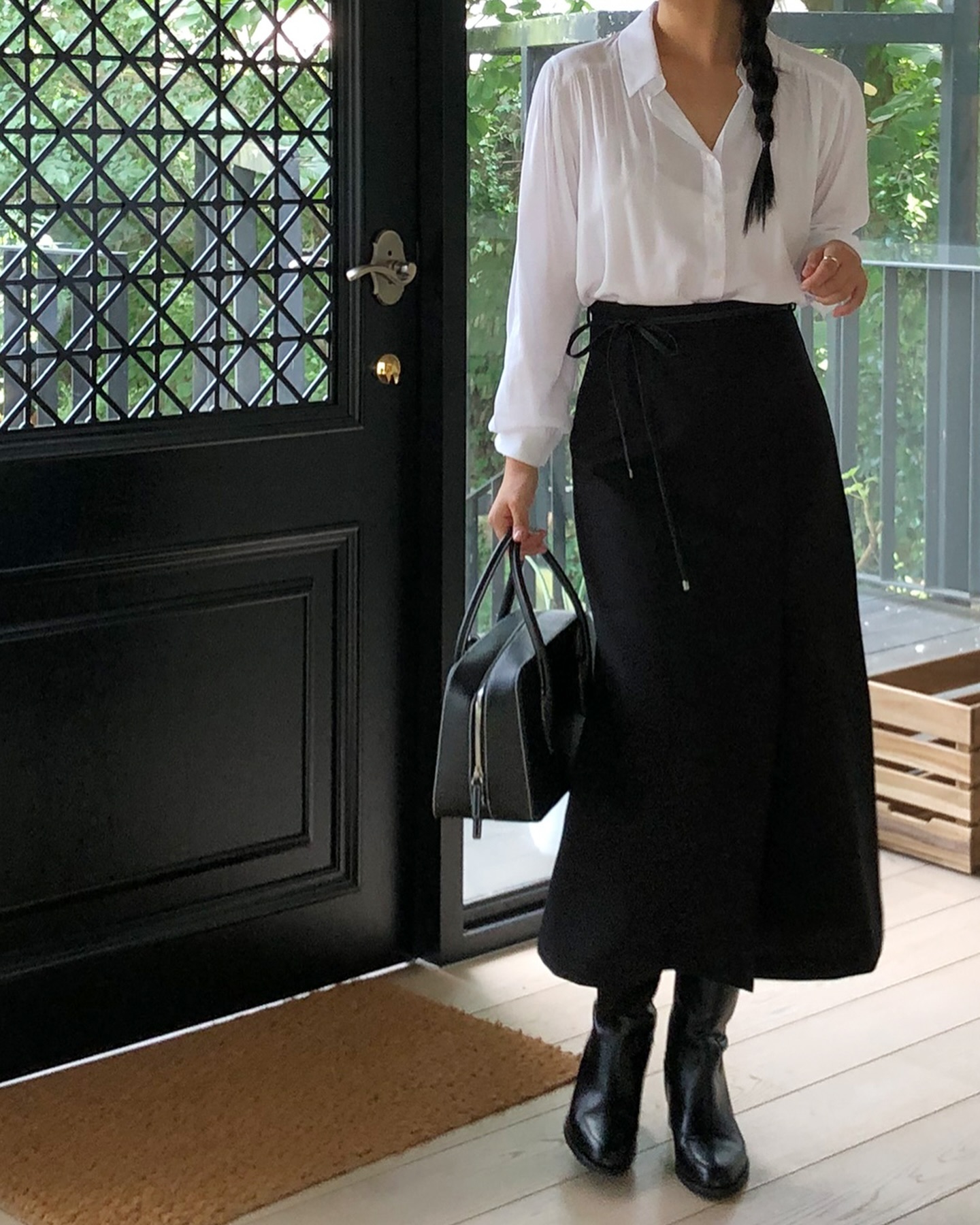 Chân váy siêu tôn dáng khi phối cùng áo sơ mi: 4 "cặp bài trùng" này đảm bảo thanh lịch, cuốn hút khỏi bàn - 4