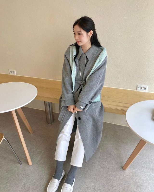 Phụ nữ trên 40 đừng bỏ qua 4 mẫu áo khoác này: Mặc lên thanh lịch, khí chất tăng bội phần - 9