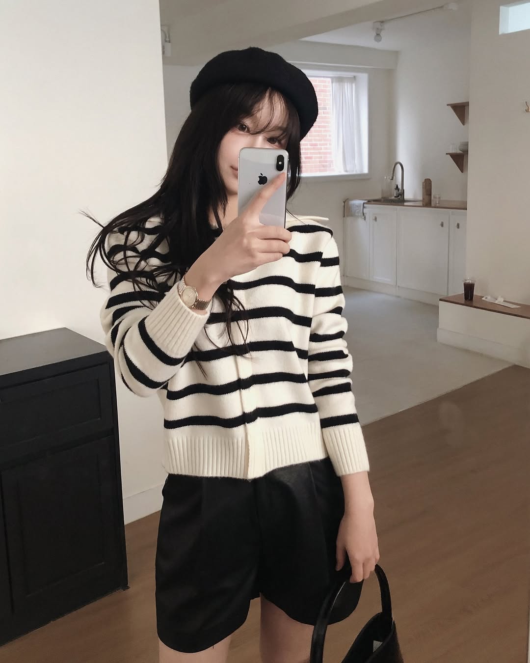 Gái Hàn mặc đơn giản mà vẫn "chanh sả" như dát đồ hiệu, thì ra là nhờ có 5 món đồ này - 9