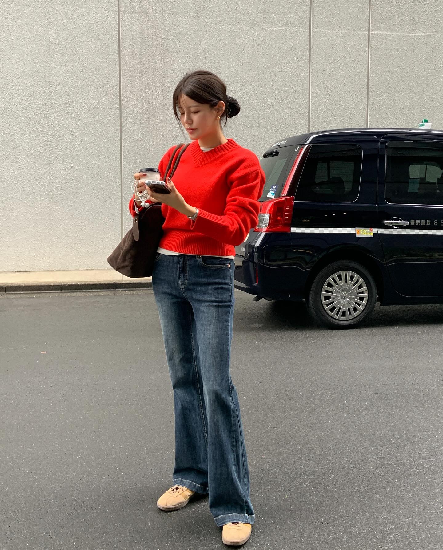 Áo màu nổi mà mix khéo thì sang cực: 4 kiểu quần xịn sò giúp bạn mặc đẹp mà không bị chê "sến" - 15