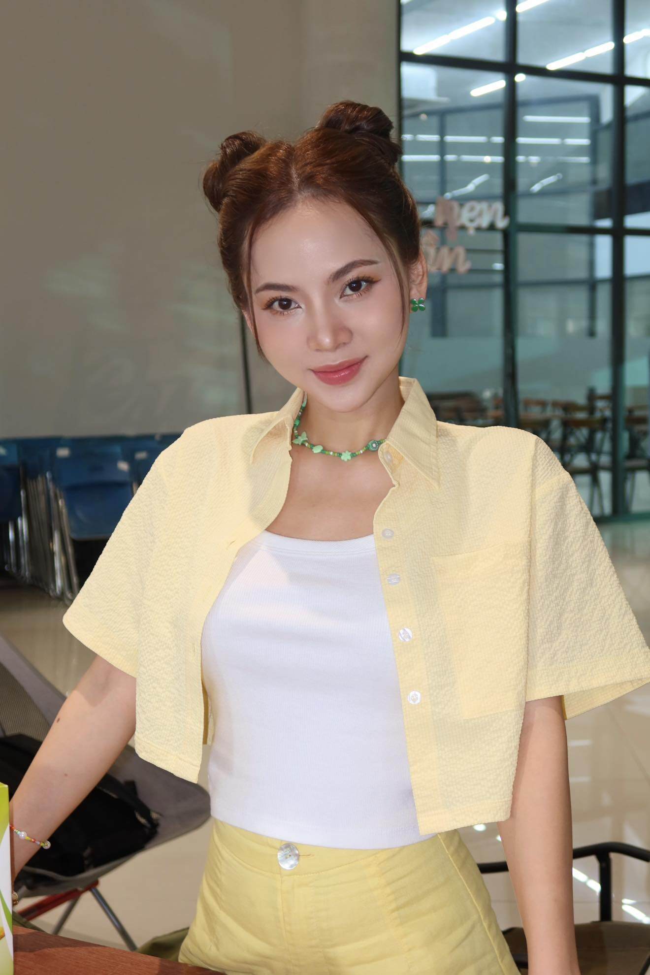 Nữ ca sĩ 1m54 như &#34;sinh đôi&#34; với Hoa hậu Mai Phương, mê mặc khoét sâu khoe vòng một phồn thực hậu &#34;dao kéo&#34; - 8