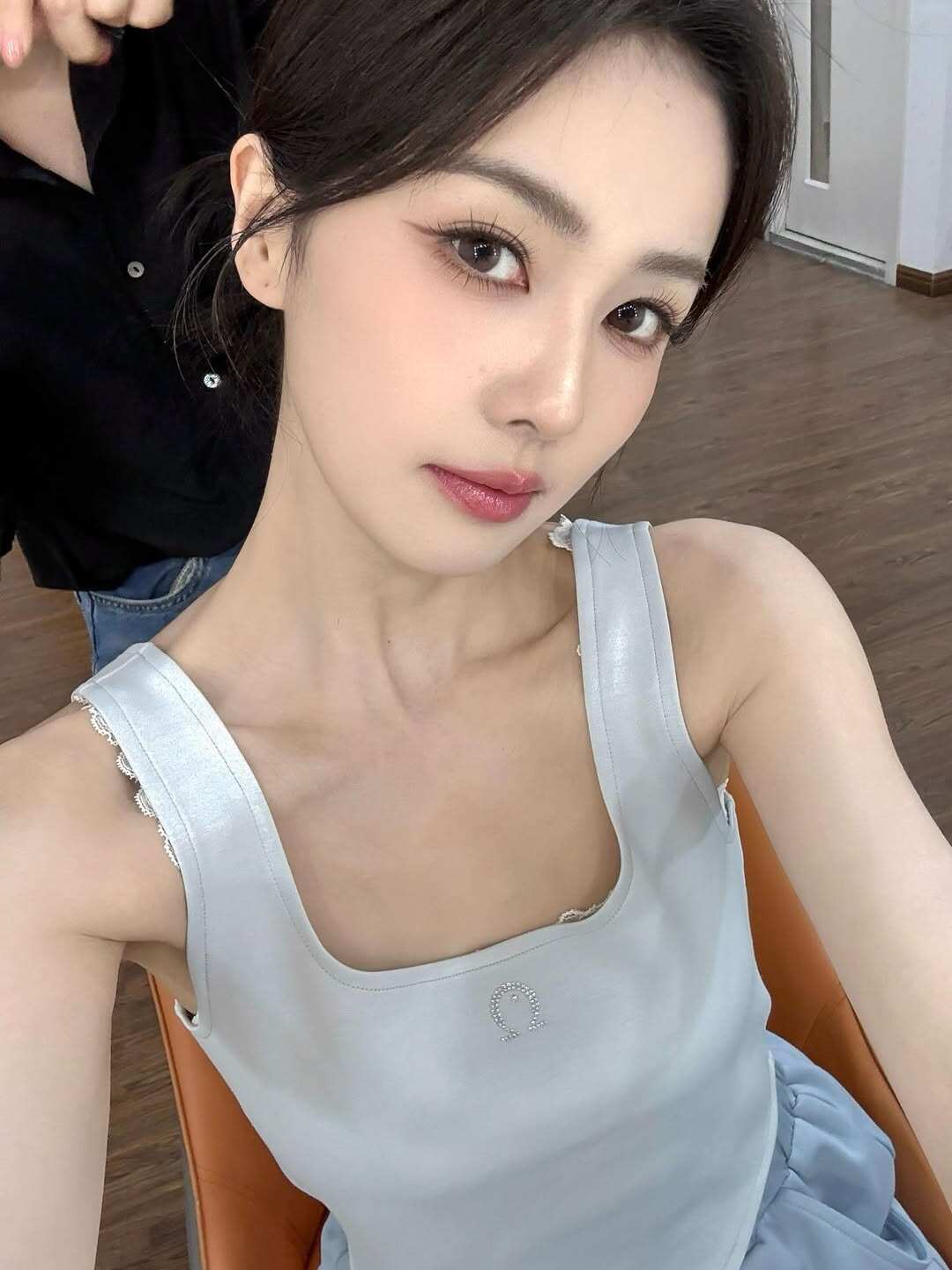 Mỹ nữ giàu nhất Trung Quốc 31 tuổi ăn diện trẻ như gái 20, chỉ mê mặc một kiểu khoe &#34;điểm vàng&#34; cơ thể - 5