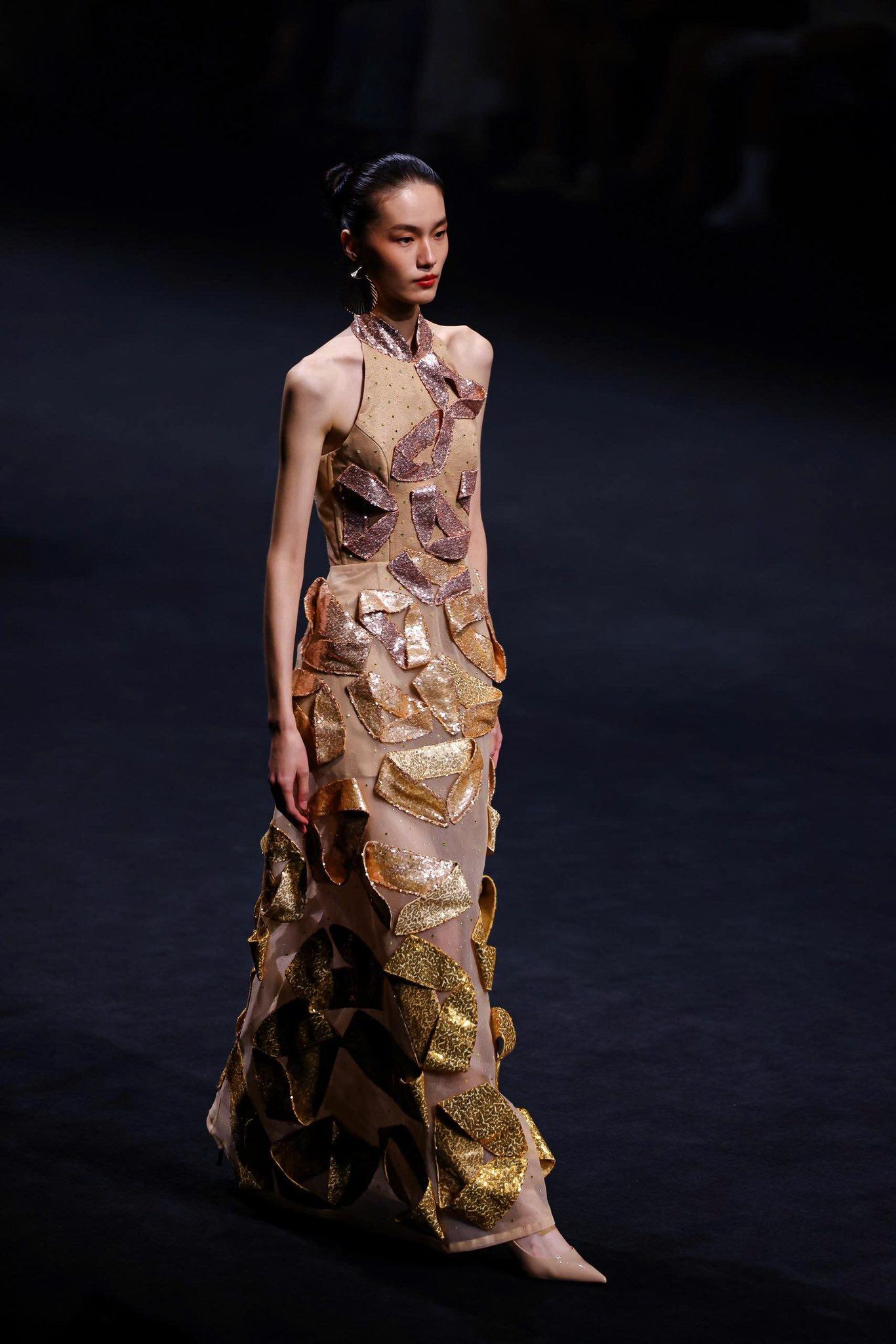 Lê Hoàng Phương làm first face, Hoàng Thùy khoe chân dài miên man trên sàn diễn Shanghai Fashion Week - 8